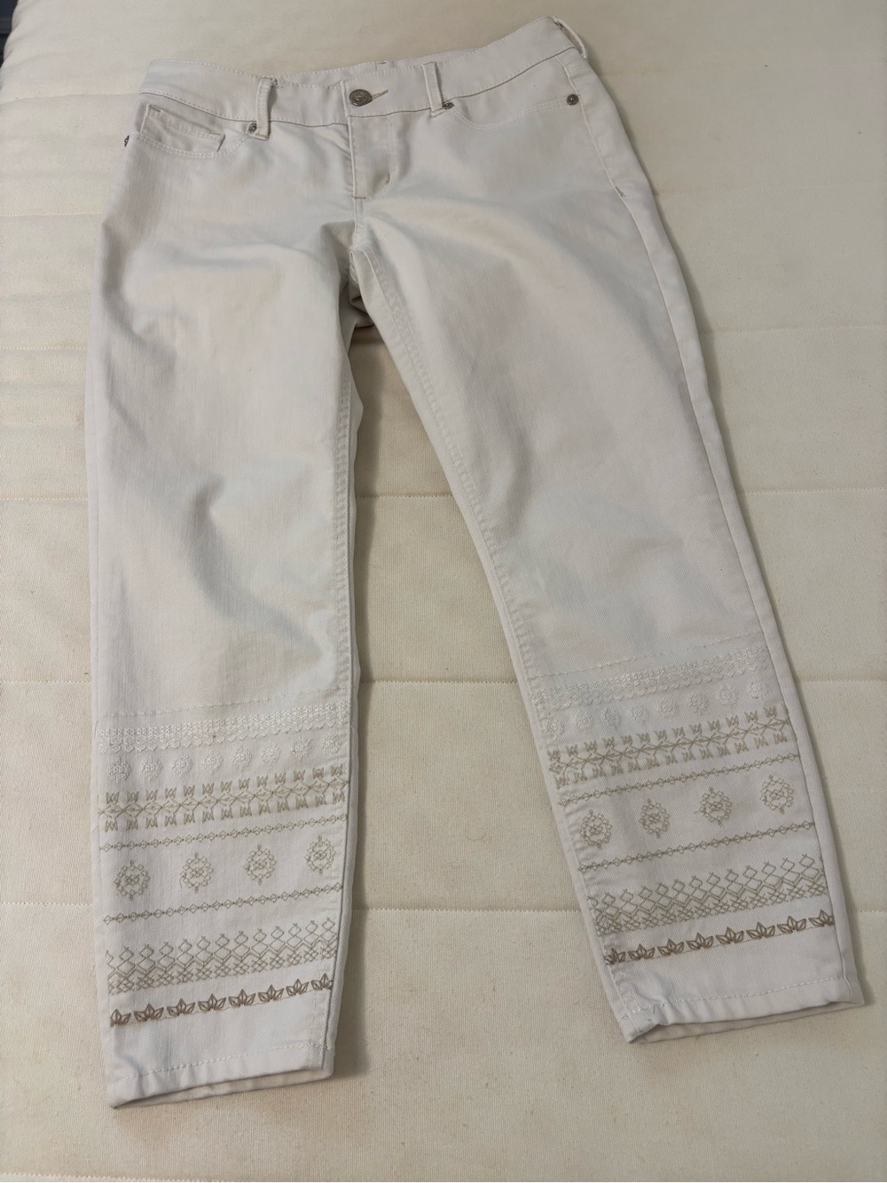 Seven7 White Cropped Jeans with Embroidered Hem
